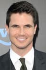 Portrait of Robbie Amell.